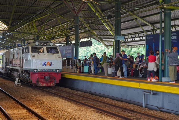 Photo of Gambir Station here during the 2022 Christmas and 2023 New Year holidays period on Saturday (December 24, 2022). (Antara/HO-PT KAI/FR)

