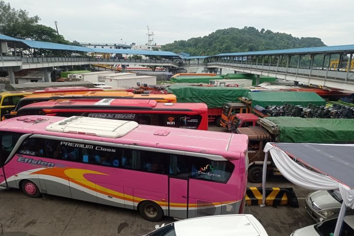 Merak Port in Banten Province was crowded with private cars, trucks, and buses, two days before Christmas, Friday (December 23, 2022). ANTARA/Mansur

