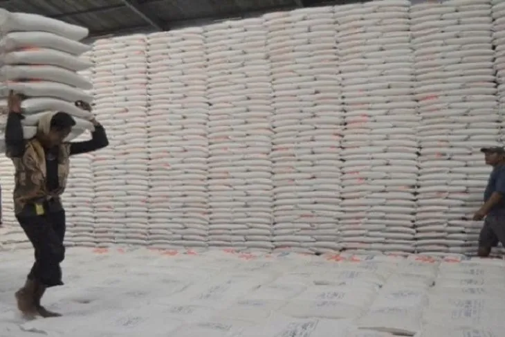 A worker transported rice at a warehouse. (Antara/HO/Bulog/FR)

